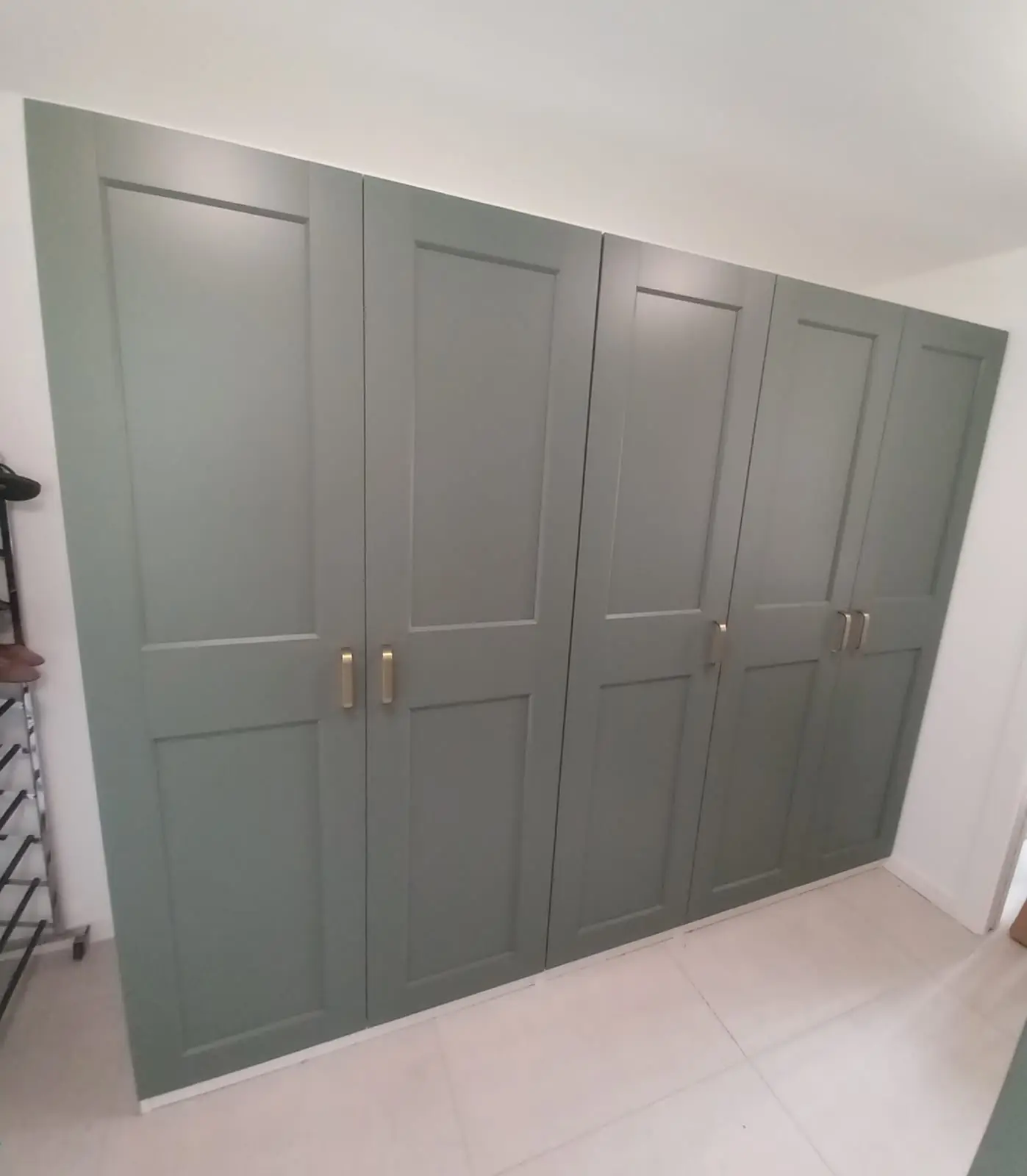 Armario empotrado con puertas verdes montado