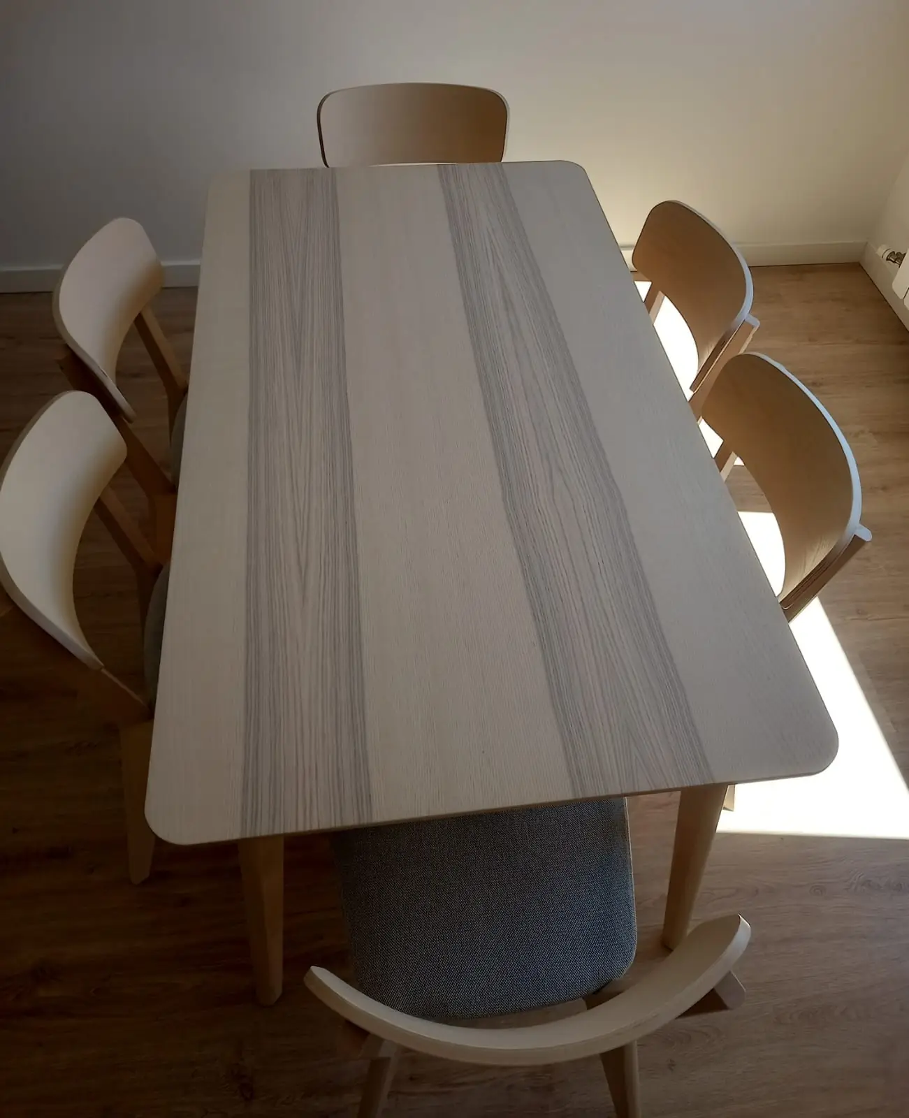Mesa de comedor con sillas montada