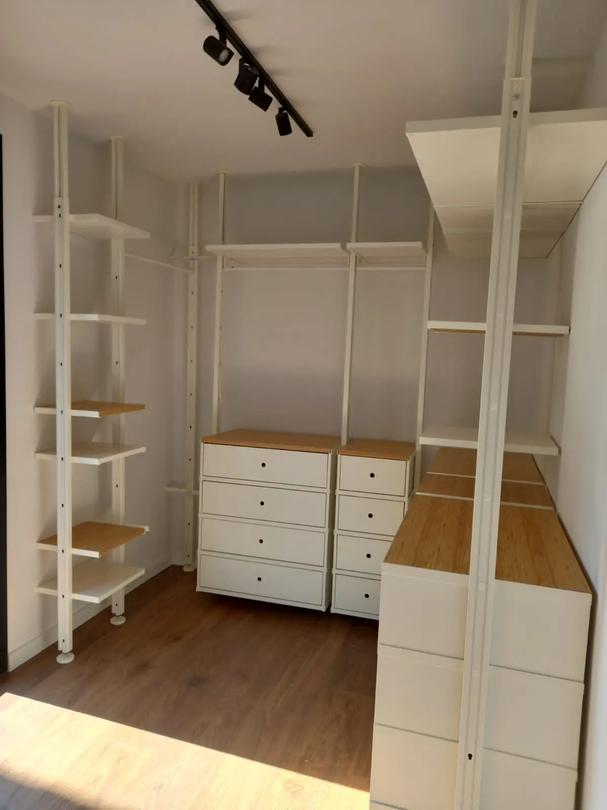 Vestidor abierto con estanterías y cajoneras montado